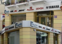 /album/galeria-de-fotos1/rotulo-dibond-plegado-fachada-con-textos-en-relieve-y-luz-jpg/